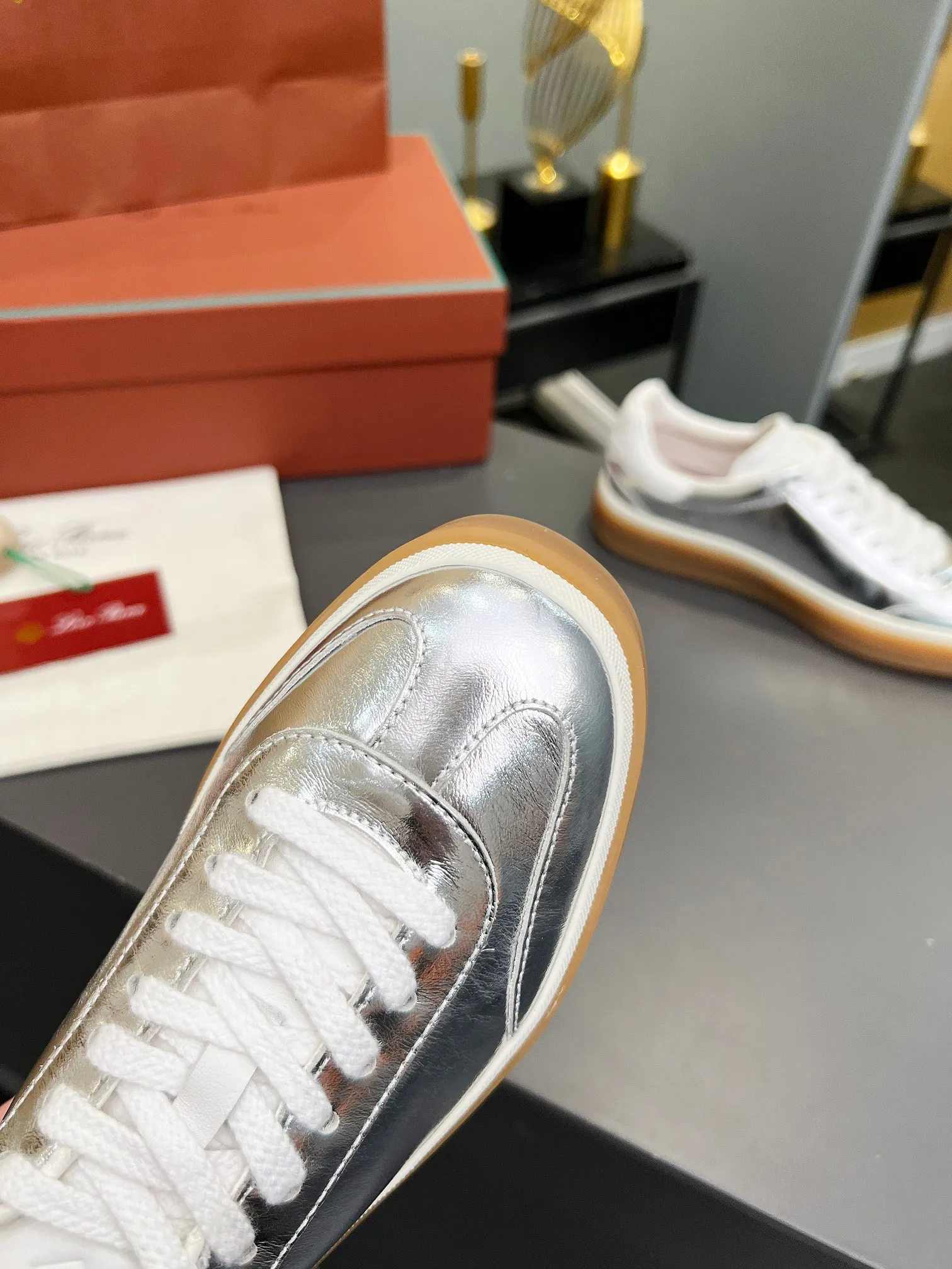 Factory price: 580💰Purchase level, high version🦅⛳️ Italy [Loro men's shoes💰iana] Tennis walk series L men's shoes💰Couple moral training shoes casual sports shoes sneakers🎁🎁 Original purchase development and production This new suede tennis shoe adopts an ultra-low design, suitable for wearing all year round👫👫 The wrapped sole creates an effortlessly attractive color combination that harmoniously blends functionality with understated style, making it the ideal shoe for urban wear. Soft calfskin tongue with Kummel color insert at the heel, embossed L Men's shoes 💰 Logo Cotton lace upper, cowhide suede sole Rubber-lined calfskin ✦ Upper: imported first-layer cowhide ➕ Customized original cowhide ✦ Lining: cowhide lining ➕ Cow leather insole ✦ Sole: Original open-molded T men's shoe 💰R ultra-lightweight outsole ✦Packaging: Original full set of packaging ✦Female size: 35--40, ✦Male size: 39--44, customized 45